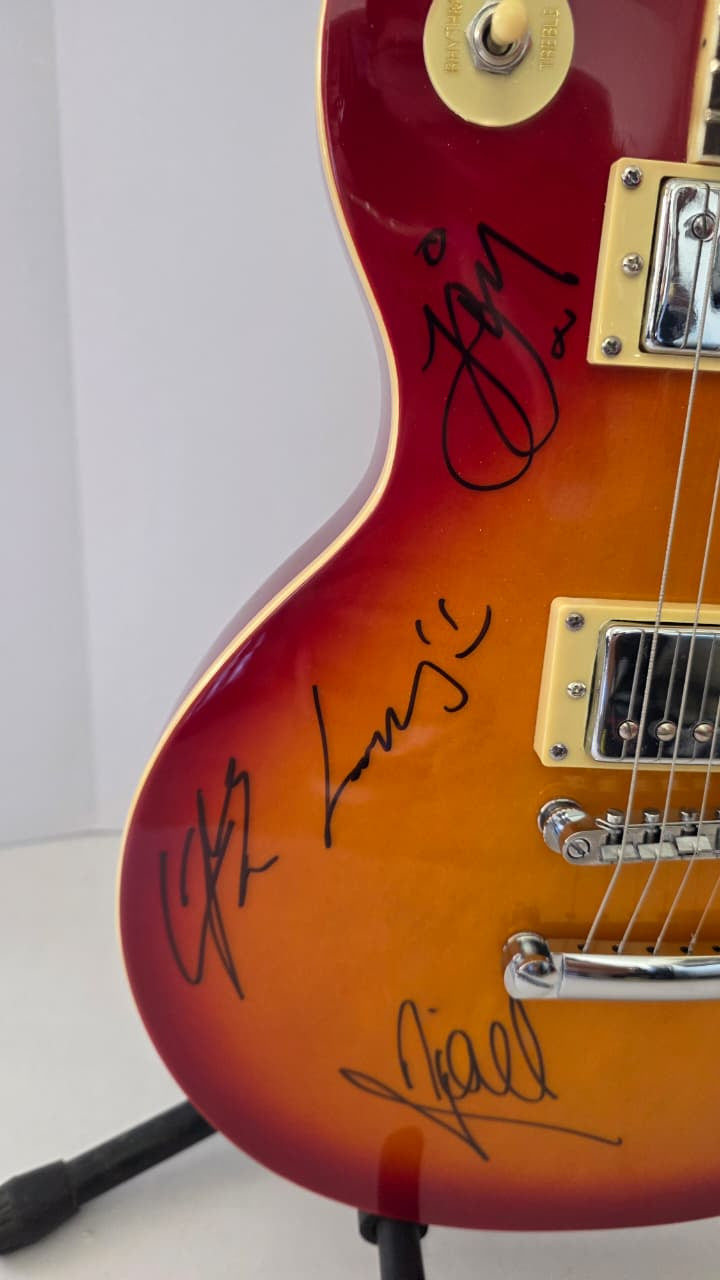 Harry Styles and One Direction vintage cherry les paul electric guitar signed with photo proof and full provenance & CHAT GPT Authentication analysis - AA0926061 - image 3