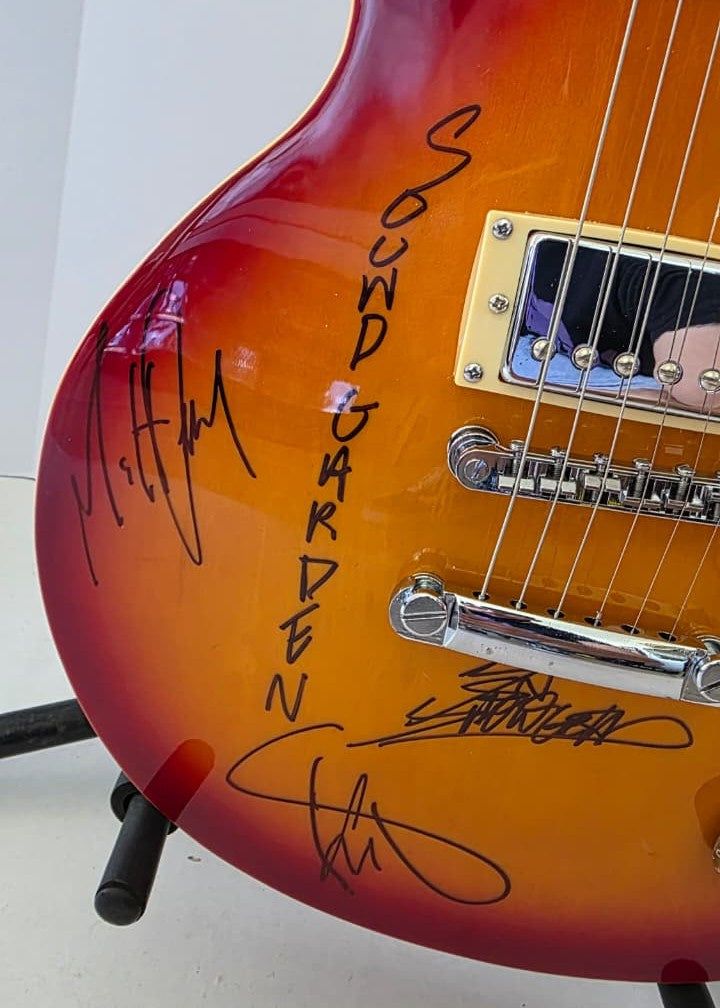 Soundgarden Kim Thayil, Matt Cameron, Chris Cornell and Ben Shepherd  vintage cherry les paul electric guitar signed with photo proof and full provenance & CHAT GPT Authentication analysis - AA0926063 - image 3