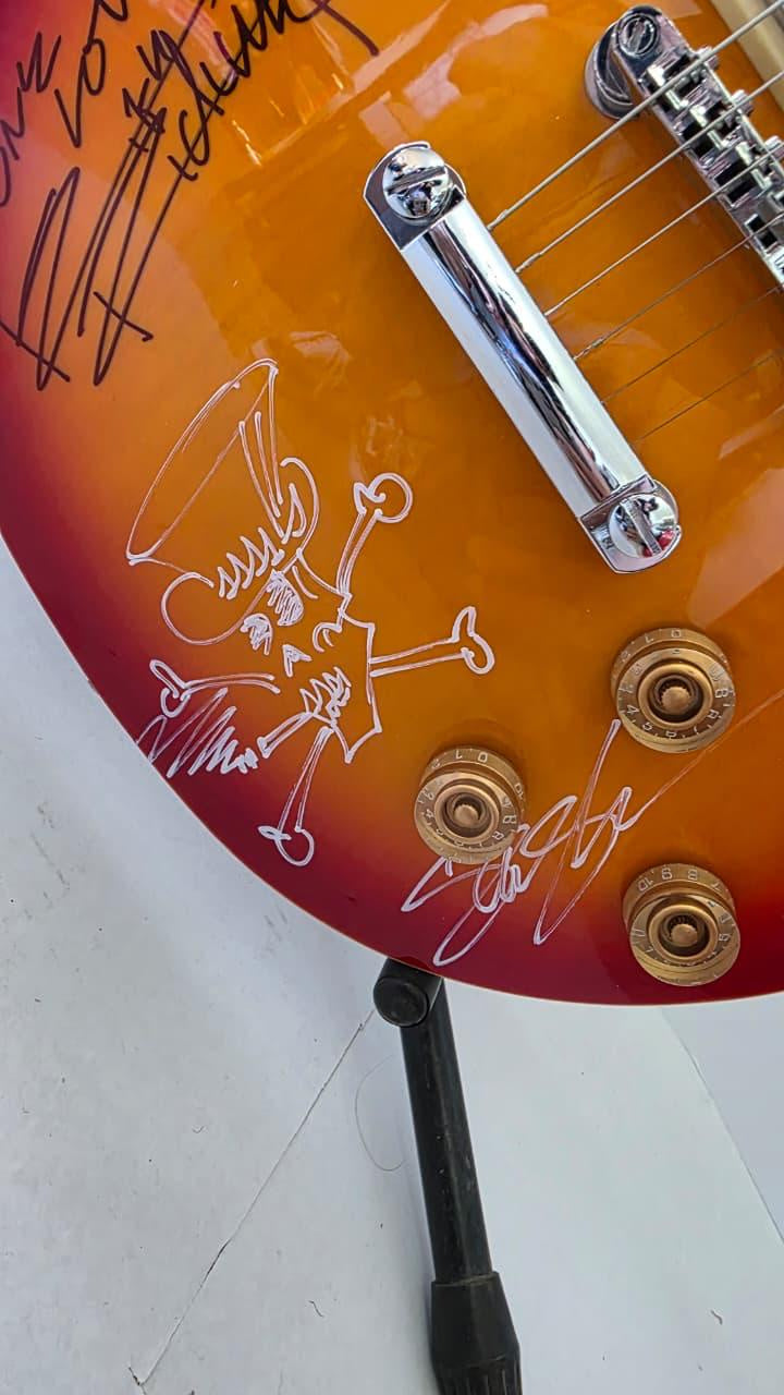 Slash with sketch, Angus Young and Keith Richards vintage Cherry les paul electric guitar signed with photo proof and full provenance & CHAT GPT Authentication analysis - AA0926080 - image 4
