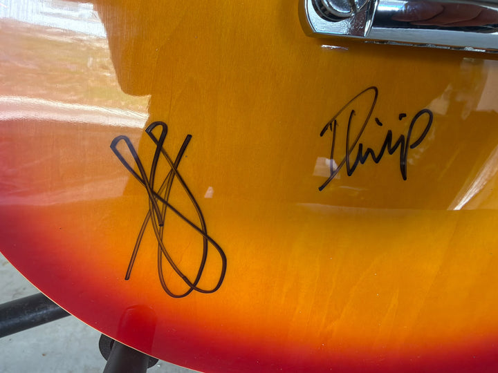 Radiohead Thom Yorke, Ed O'Brien, Philip Selway, Jonny & Colin Greenwood vintage cherry les paul electric guitar signed with photo proof and full provenance & CHAT GPT Authentication analysis - AA09260254 - image 4