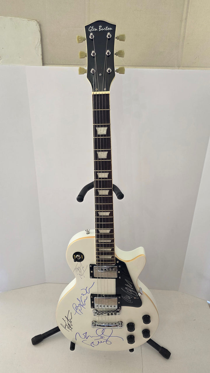 Oasis vintage white les paul guitar signed with photo proof and full provenance & CHAT GPT Authentication analysis - AA0926071 - image 4