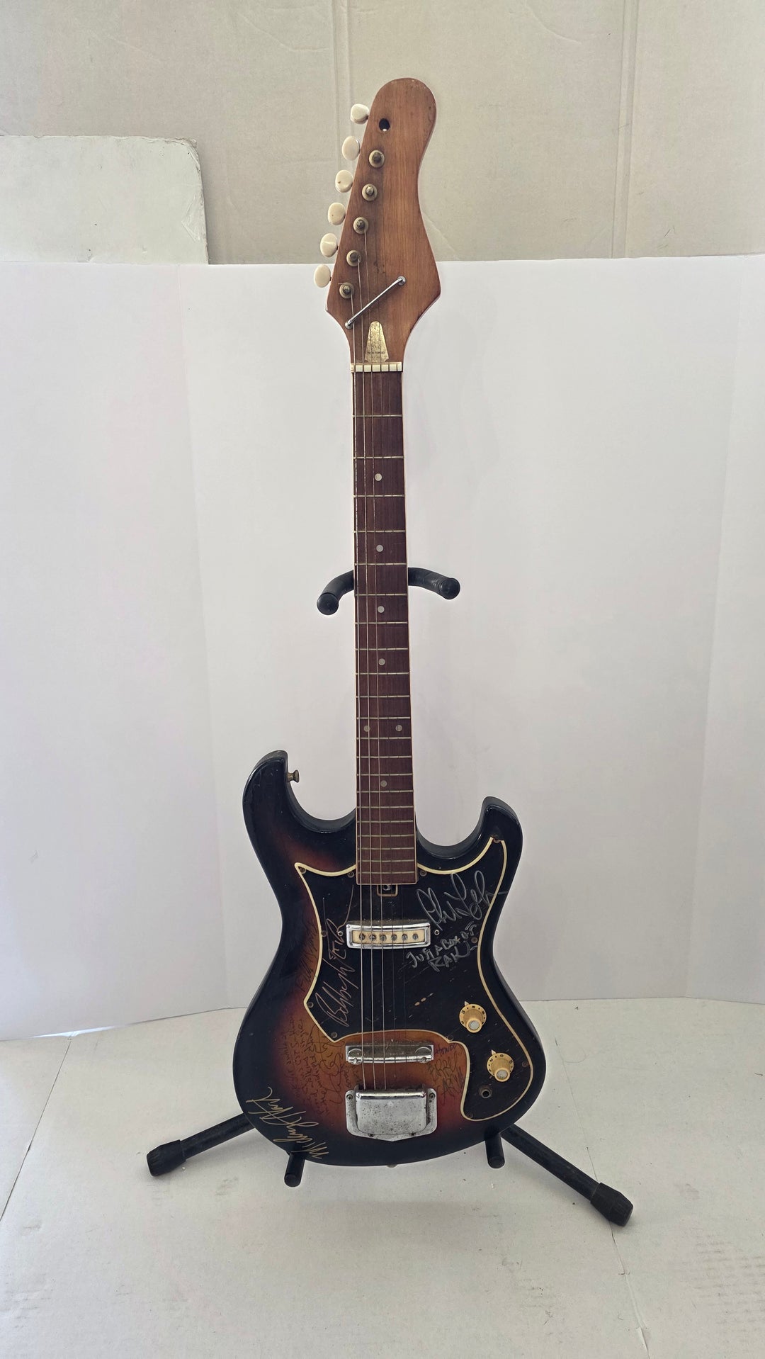 Jerry Garcia the Grateful Dead 1960s vintage electric guitar photo proof, CHAT GPT AI verified analysis OF AUTHENTICATION & certification with provenance - AA09260166 - image 4