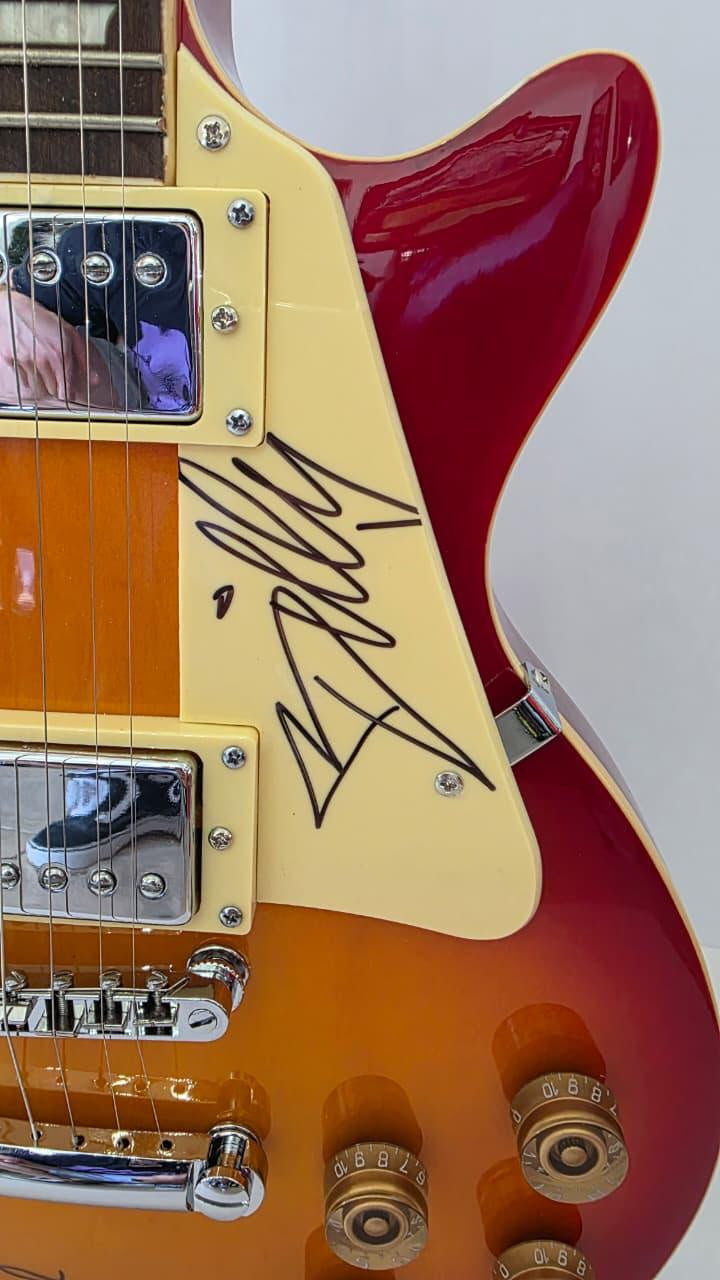 ZZ Top Billy Gibbons, Dusty Hill and Frank Beard vintage cherry les paul electric guitar signed with photo proof and full provenance & CHAT GPT Authentication analysis - AA0926062 - image 4