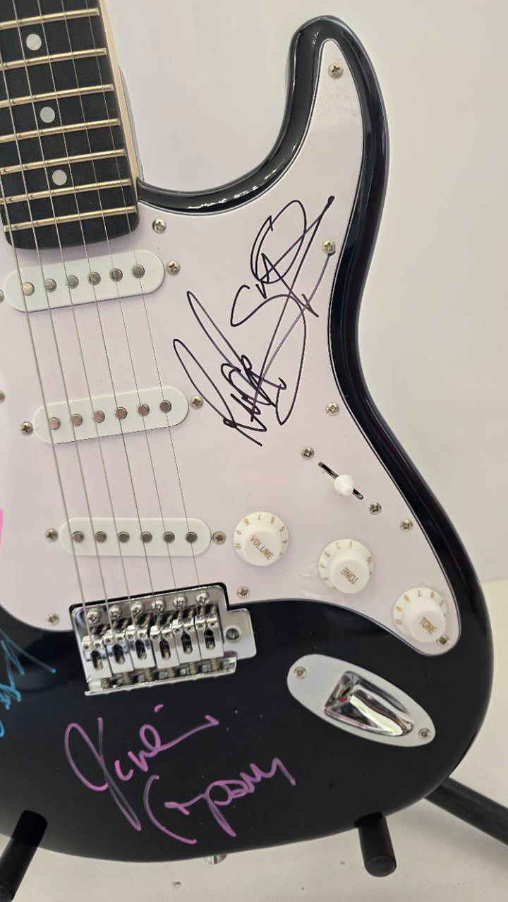 Def Leppard Joe Elliott, Rick Allen, Phil Collen, Vivian Campbell and Rick Savage black Stratocaster full size electric guitar signed with proof and full provenance & CHAT GPT Authentication analysis - AA09260192 - image 4