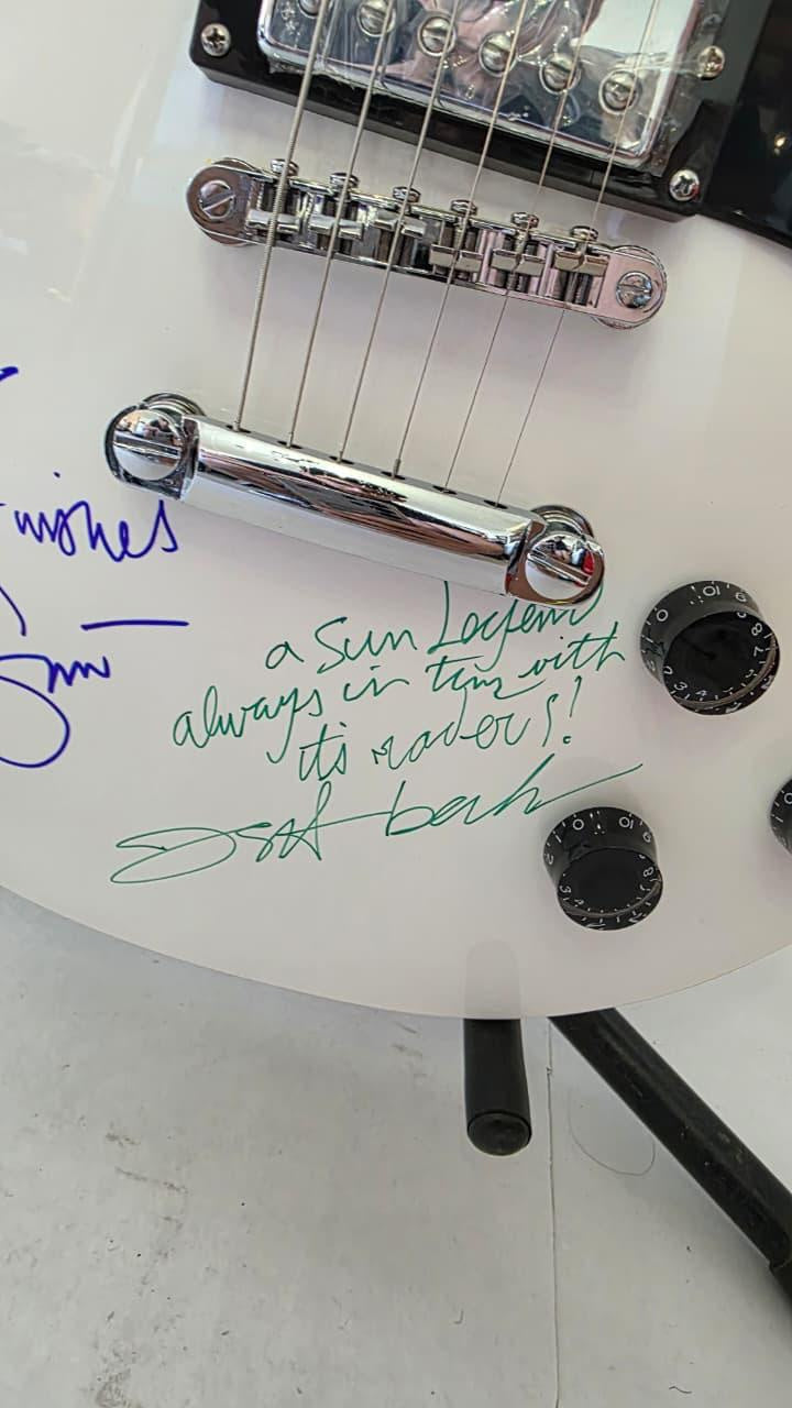 Eric Clapton (sketch), Jimmy Page (Inscribed), Jeff Beck (inscribed) vintage White les paul electric guitar signed with photo proof and full provenance & CHAT GPT Authentication analysis - AA0926083 - image 4