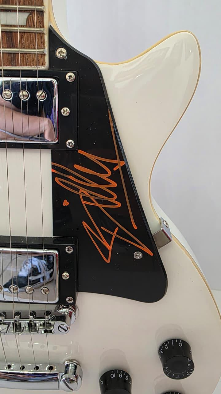 ZZ Top Billy Gibbons, Dusty Hill and Frank Beard vintage white les paul electric guitar signed with photo proof and full provenance & CHAT GPT Authentication analysis - AA0926068 - image 4