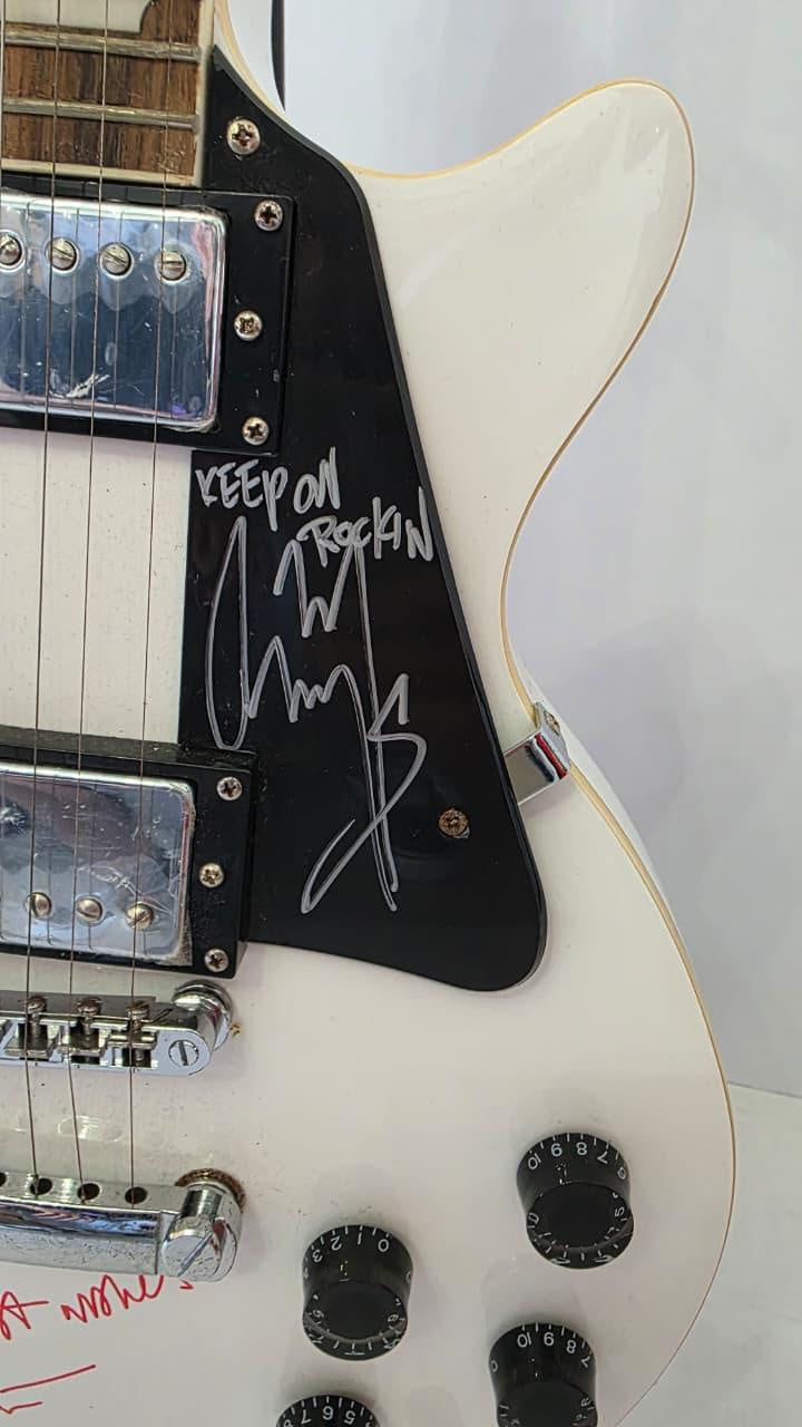 Jeff Beck (inscribed) Eric Clapton (sketch), Jimmy Page (Inscribed)  vintage White les paul electric guitar signed with photo proof and full provenance & CHAT GPT Authentication analysis - AA0926082 - image 4
