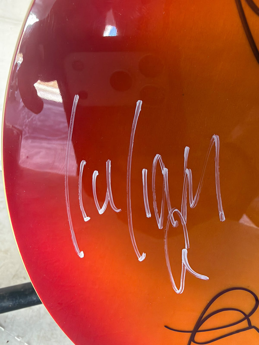 Noel Gallagher, Liam Gallagher, Paul "Bonehead" Arthurs, Paul "Guigsy" McGuigan and Alan White cherry les paul electric guitar signed with photo proof and full provenance & CHAT GPT Authentication analysis - AA09260259 - image 4