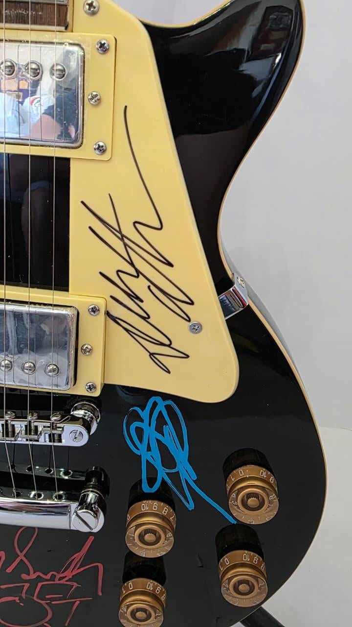 Red Hot Chili Peppers, Anthony Kiedis, Flea, John Frusciante, Chad Smith, Dave Navarro vintage black les paul electric guitar signed with photo proof and full provenance & CHAT GPT Authentication analysis - AA0926081 - image 4