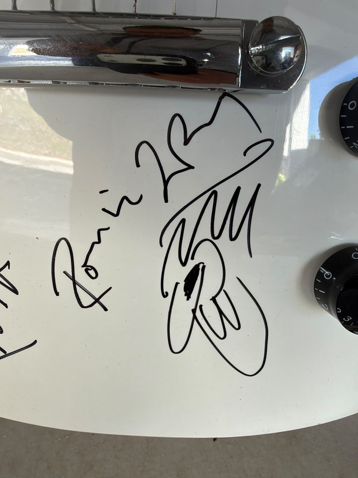 Rolling Stones Mick Jagger, Keith Richards, Bill Wyman, Charlie Watts & Ronnie Wood white les paul electric guitar signed with photo proof and full provenance & CHAT GPT Authentication analysis - AA09260258 - image 4