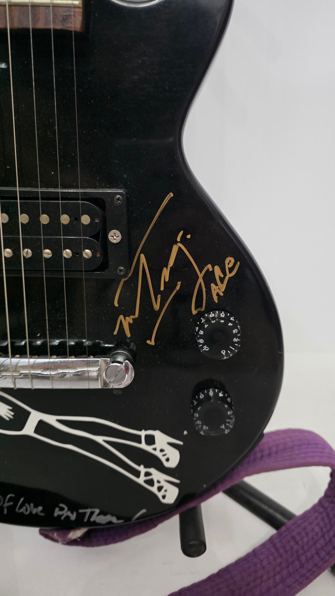 Alice In Chains Layne Staley, Jerry Cantrell, Mike Inez, Sean Kinney vintage one of a kind electric guitar photo proof, CHAT GPT AI verified analysis OF AUTHENTICATION & certification with provenance - AA09260105 - image 4