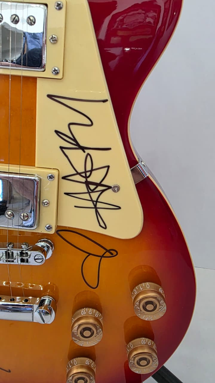 Harry Styles and One Direction vintage cherry les paul electric guitar signed with photo proof and full provenance & CHAT GPT Authentication analysis - AA0926061 - image 4
