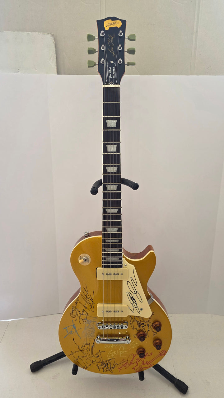 Guns N' Roses Slash, Axl Rose, Steven Adler with sketch, Matt Sorum with sketch, Izzy Stradlin and Gilby Clarke gold Les Paul full size vintage electric guitar signed with proof and full provenance & CHAT GPT Authentication analysis - AA09260195 - image 4