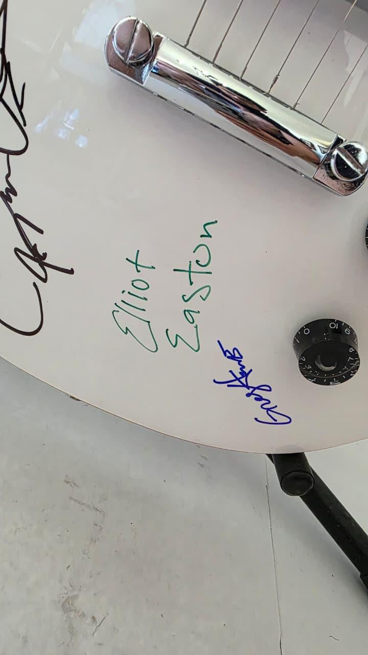 The Cars David Robinson, Ric Ocasek, Greg Hawkes, Benjamin Orr and Elliot Easton vintage white les paul electric guitar signed with photo proof and full provenance & CHAT GPT Authentication analysis - AA0926065 - image 4