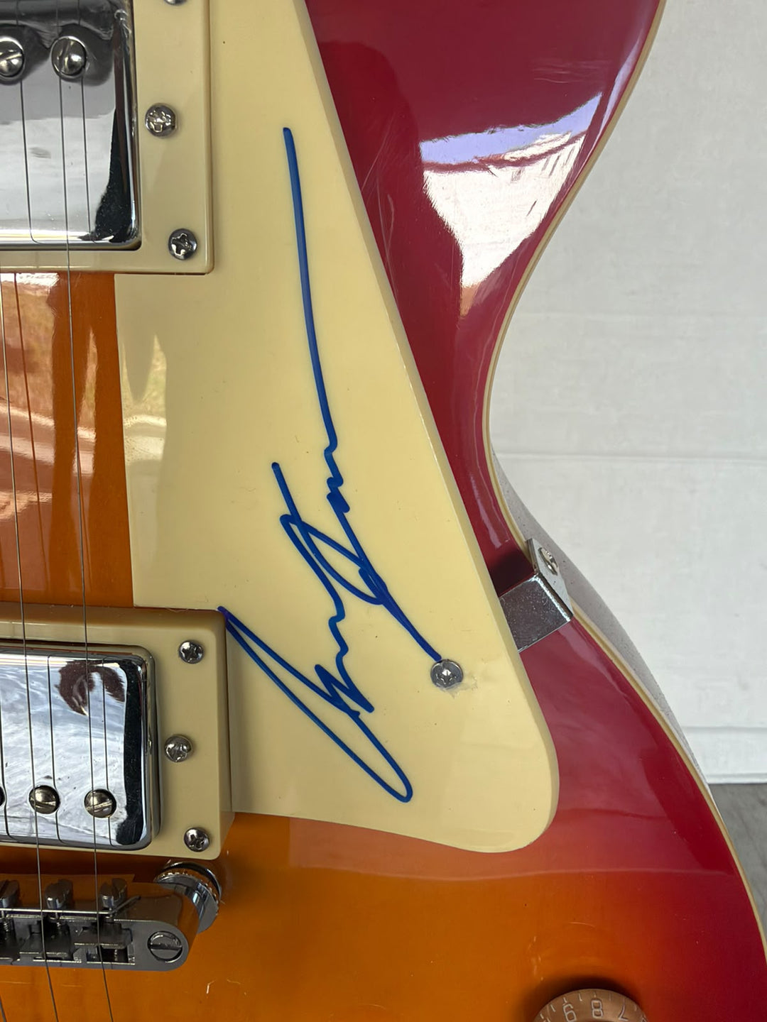 The Smiths Morrisey with sketch and lyrics, Johnny Marr, Andy Rourke, Mike Joyce vintage cherry les paul electric guitar signed with photo proof and full provenance & CHAT GPT Authentication analysis - AA09260250 - image 5