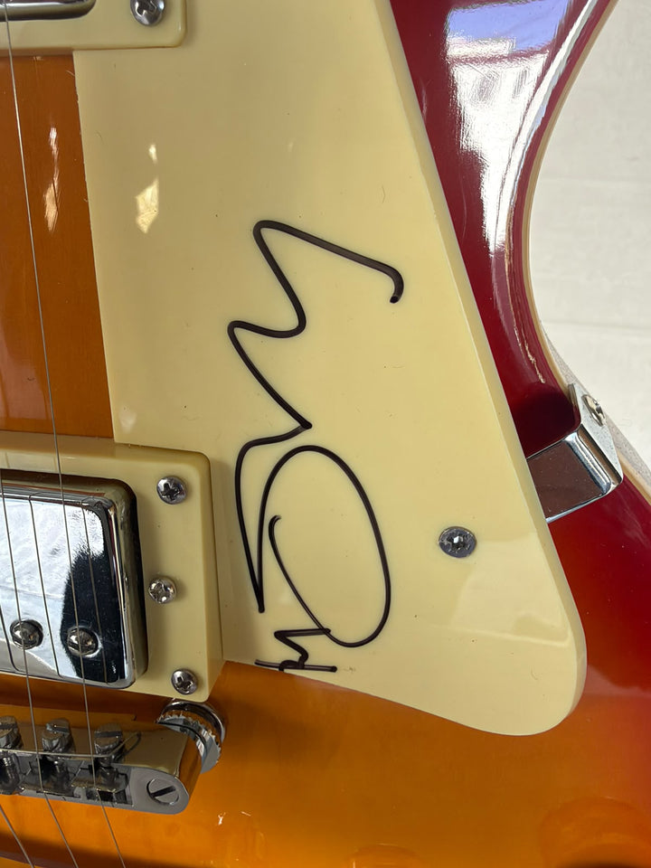 Radiohead Thom Yorke, Ed O'Brien, Philip Selway, Jonny & Colin Greenwood vintage cherry les paul electric guitar signed with photo proof and full provenance & CHAT GPT Authentication analysis - AA09260254 - image 5