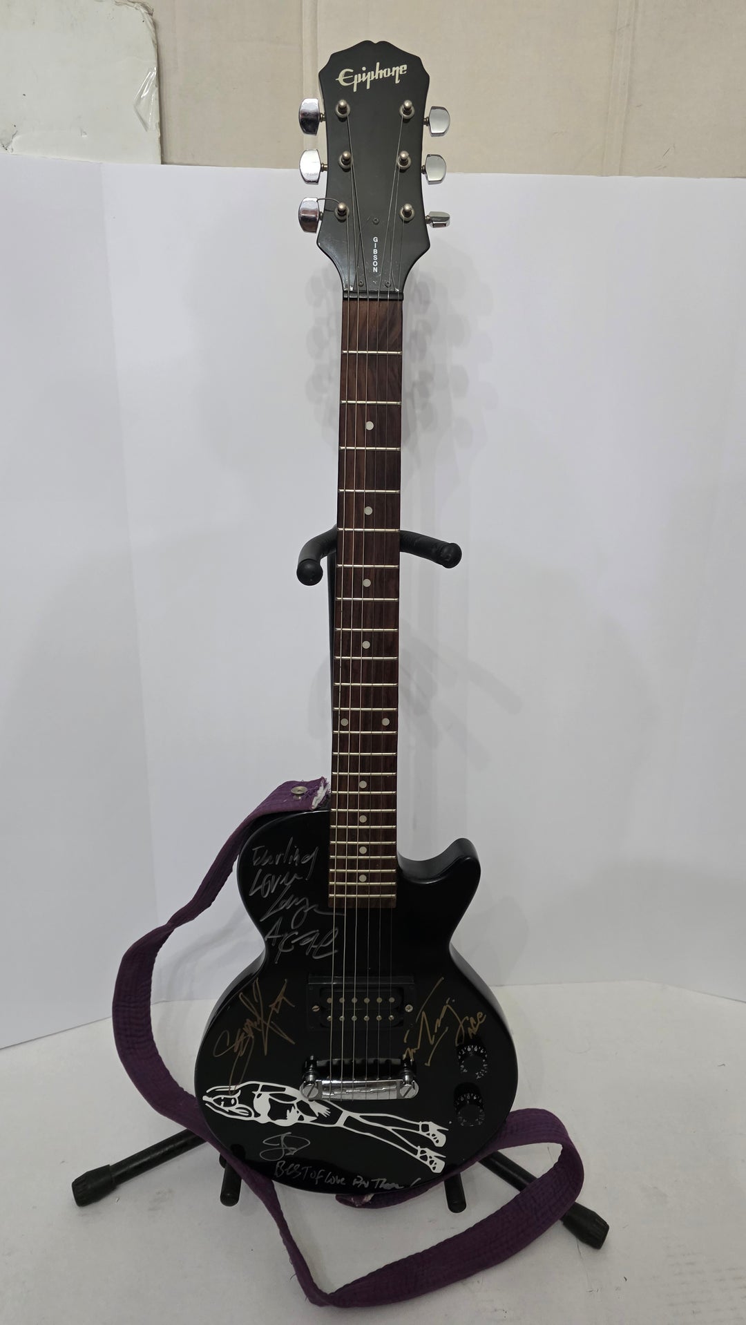 Alice In Chains Layne Staley, Jerry Cantrell, Mike Inez, Sean Kinney vintage one of a kind electric guitar photo proof, CHAT GPT AI verified analysis OF AUTHENTICATION & certification with provenance - AA09260105 - image 5