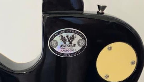 Red Hot Chili Peppers, Anthony Kiedis, Flea, John Frusciante, Chad Smith, Dave Navarro vintage black les paul electric guitar signed with photo proof and full provenance & CHAT GPT Authentication analysis - AA0926081 - image 5