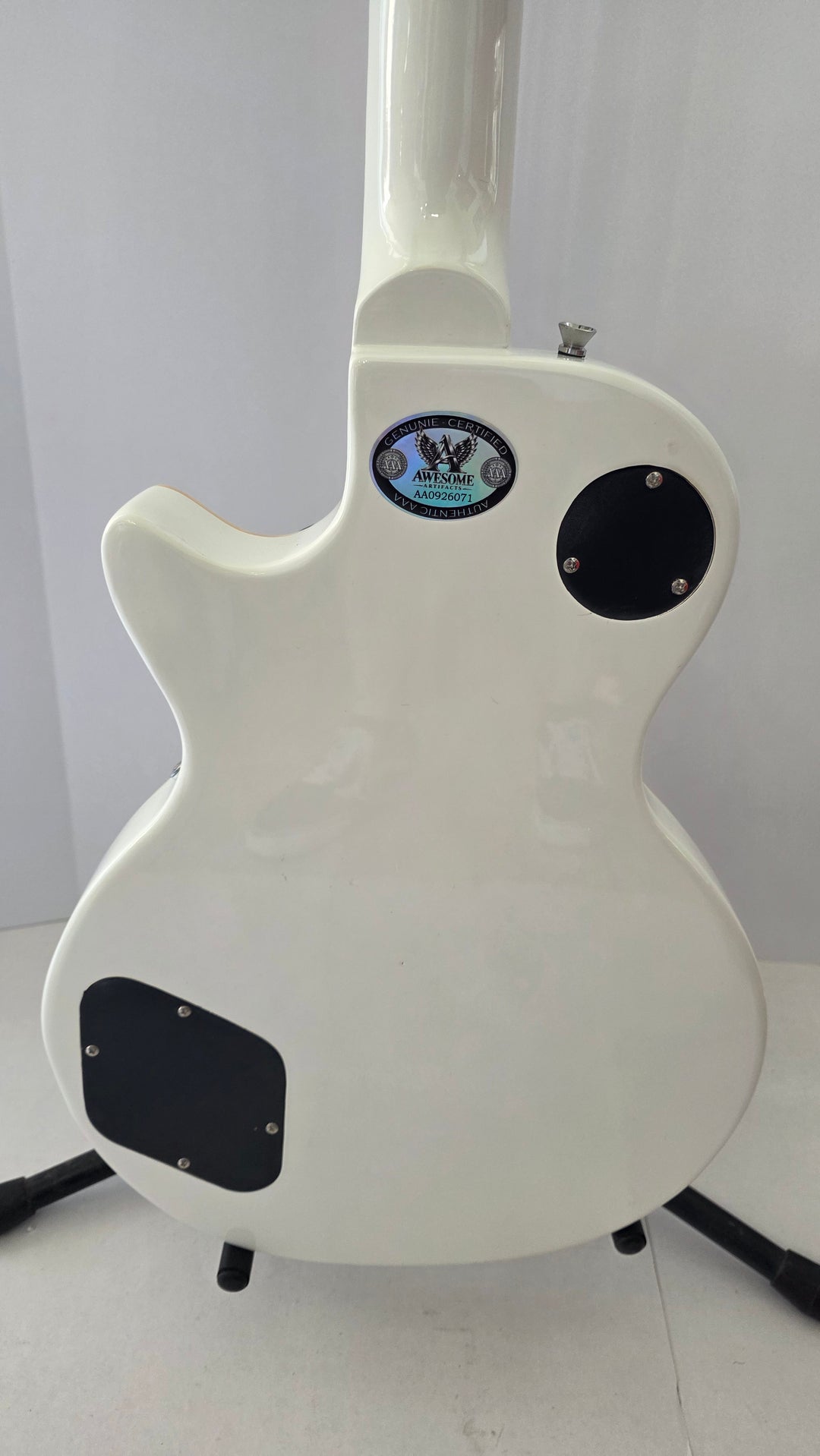 Oasis vintage white les paul guitar signed with photo proof and full provenance & CHAT GPT Authentication analysis - AA0926071 - image 5