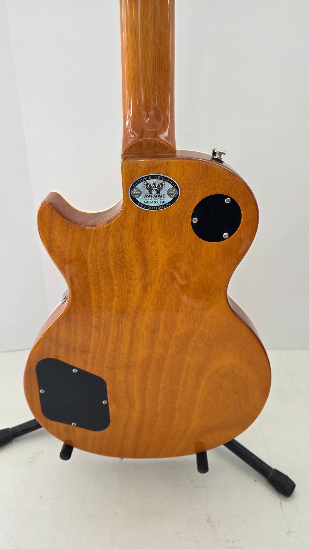 Guns N' Roses Slash, Axl Rose, Steven Adler with sketch, Matt Sorum with sketch, Izzy Stradlin and Gilby Clarke gold Les Paul full size vintage electric guitar signed with proof and full provenance & CHAT GPT Authentication analysis - AA09260195 - image 5