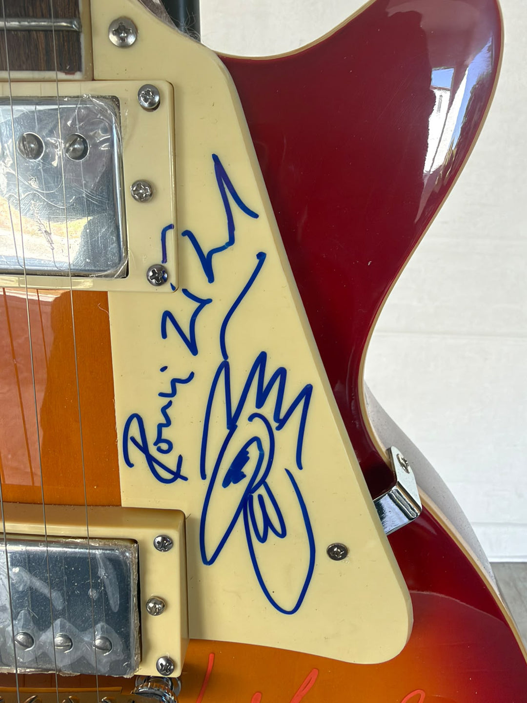 Rolling Stones Mick Jagger, Keith Richards, Bill Wyman, Charlie Watts & Ronnie Wood cherry les paul electric guitar signed with photo proof and full provenance & CHAT GPT Authentication analysis - AA09260246 - image 6