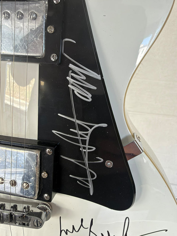 Rolling Stones Mick Jagger, Keith Richards, Bill Wyman, Charlie Watts & Ronnie Wood white les paul electric guitar signed with photo proof and full provenance & CHAT GPT Authentication analysis - AA09260258 - image 6
