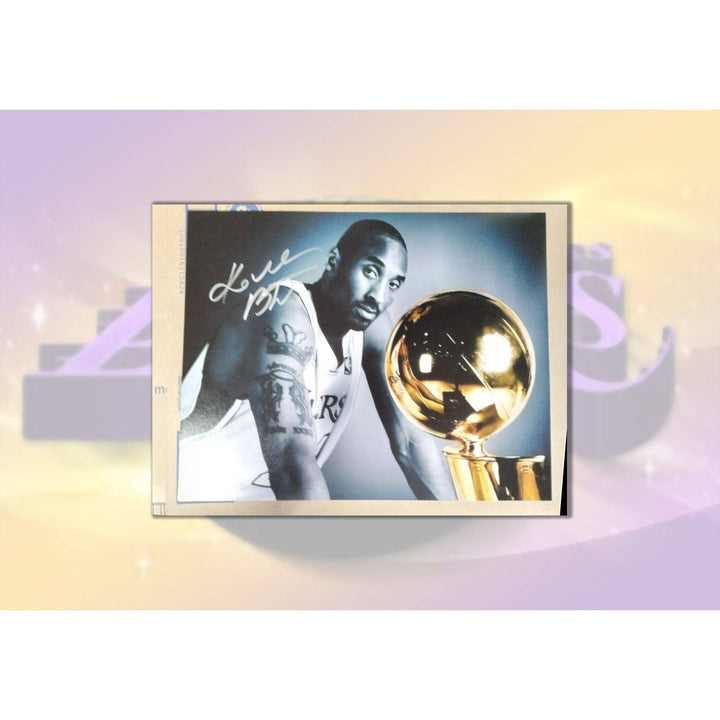 Kobe Bryant Los Angeles Lakers 8 by 10 signed photo with proof