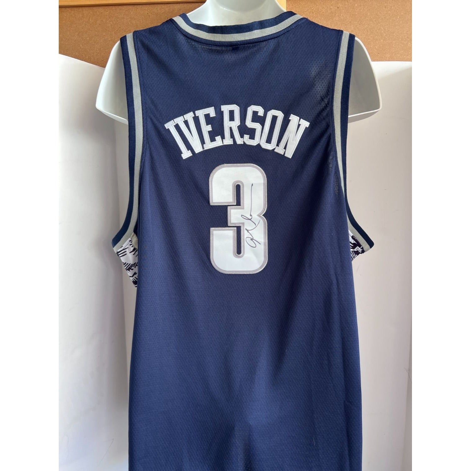 Allen Iverson Georgetown size XL game model jersey signed with proof