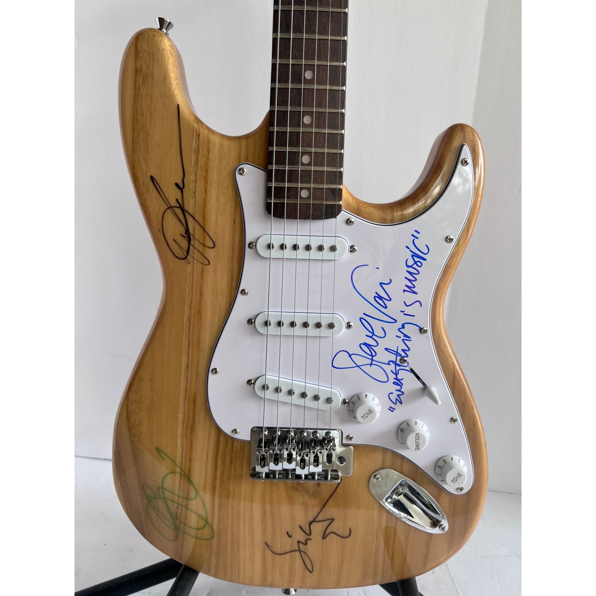 Stevie Vai Eric Johnson Joe Satariaini Yngwie Malmsteen Stratocaster Huntington full size electric guitar signed with proof