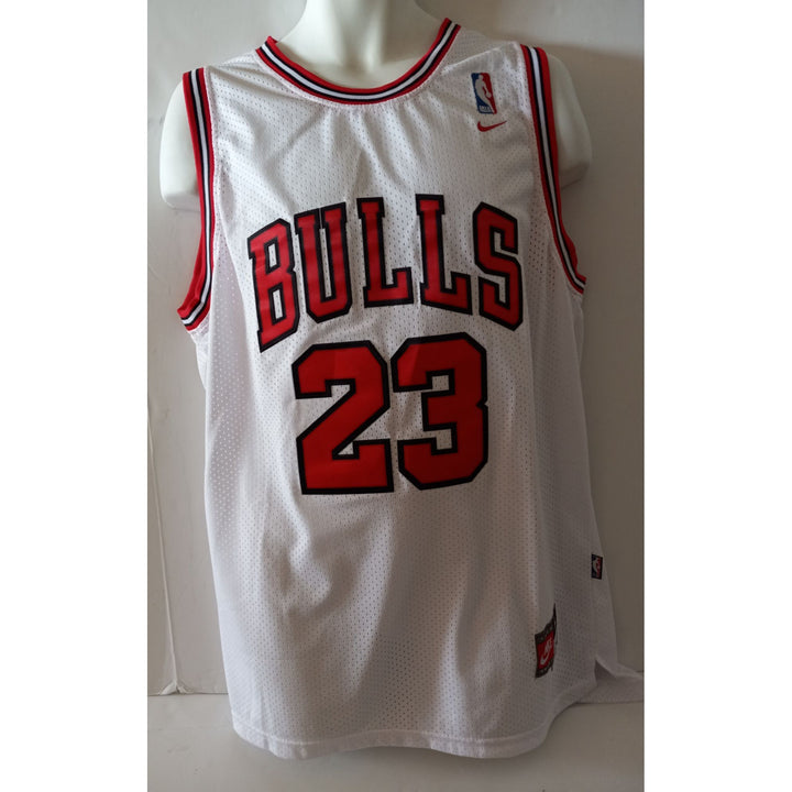 Michael Jordan Chicago Bulls signed jersey with proof