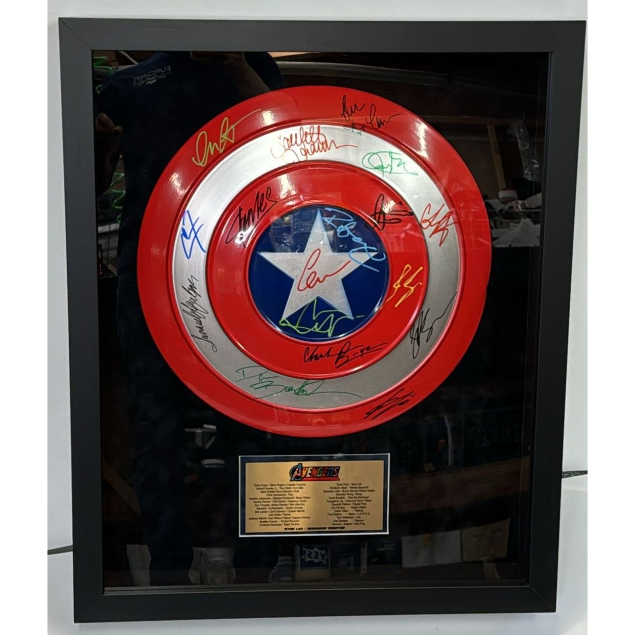 Avengers-Captain America metal shield Chris Evans, Scarlett Johansson, Robert Downey Jr. 20 plus signatures signed with proof