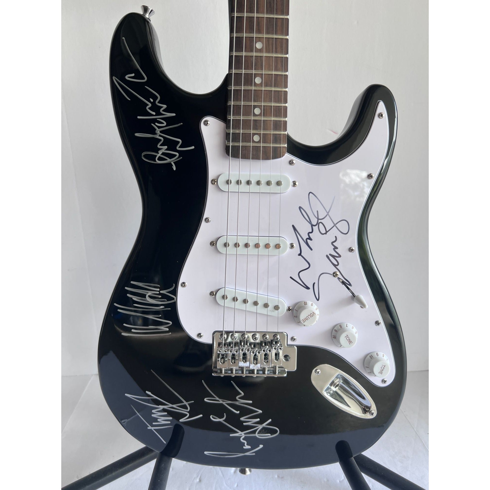 Noel Gallagher Oasis  stratocaster electric guitar  signed with proof