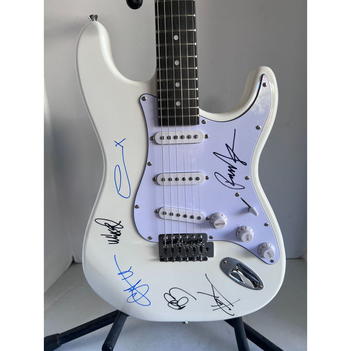 Linkin Park Chester Bennington Mike Shinoda Rob Bourdon Joe Hahn Brad Delson White Electric Stratocaster signed with proof