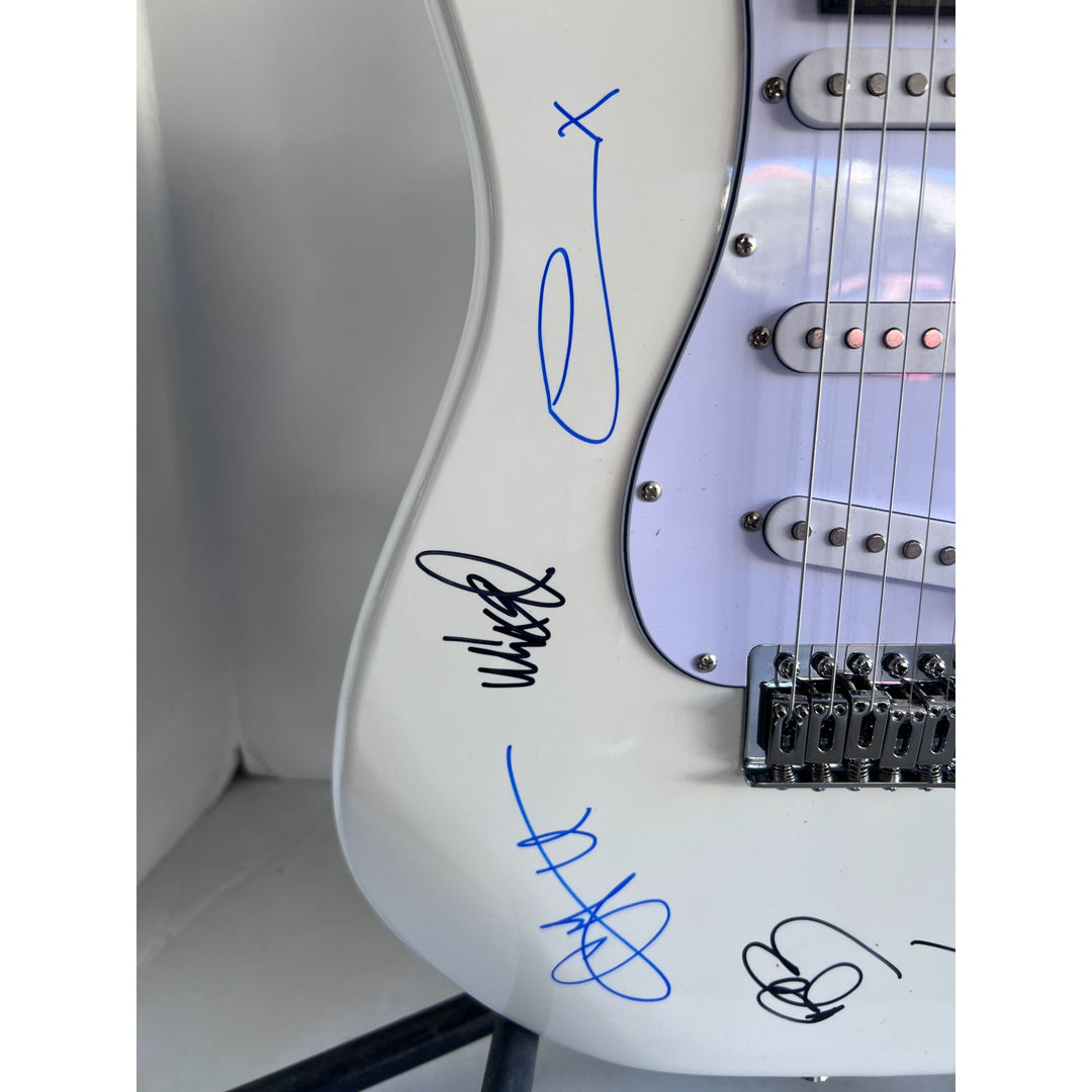 Linkin Park Chester Bennington Mike Shinoda Rob Bourdon Joe Hahn Brad Delson White Electric Stratocaster signed with proof