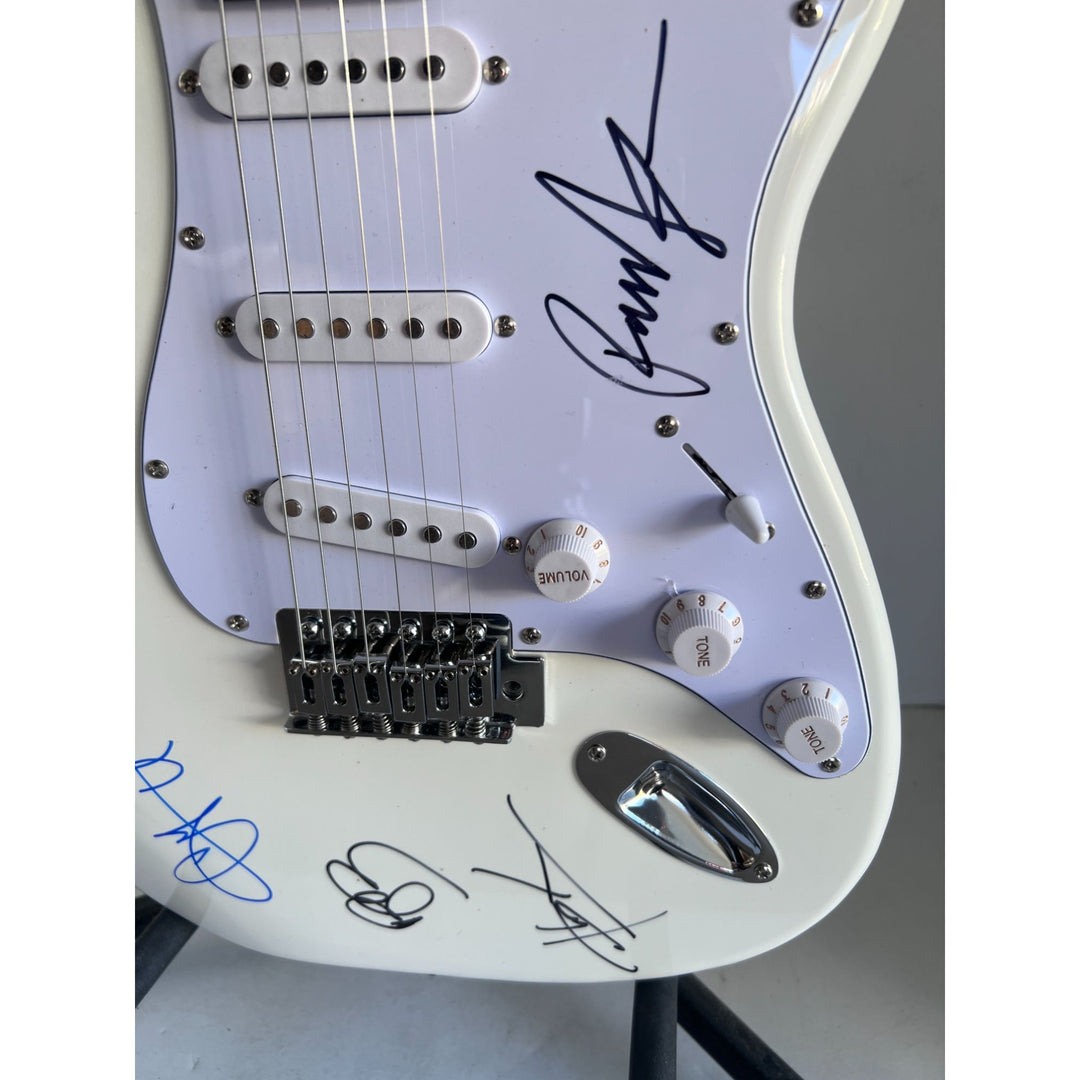 Linkin Park Chester Bennington Mike Shinoda Rob Bourdon Joe Hahn Brad Delson White Electric Stratocaster signed with proof