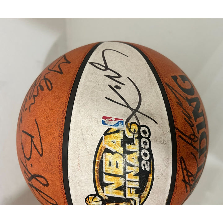 Los Angeles Lakers 1999- 2000 NBA champs Spalding NBA commemorative basketball signed with proof Kobe, Shaquille , phill with proof ..