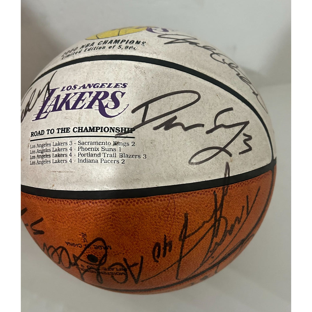 Los Angeles Lakers 1999- 2000 NBA champs Spalding NBA commemorative basketball signed with proof Kobe, Shaquille , phill with proof ..