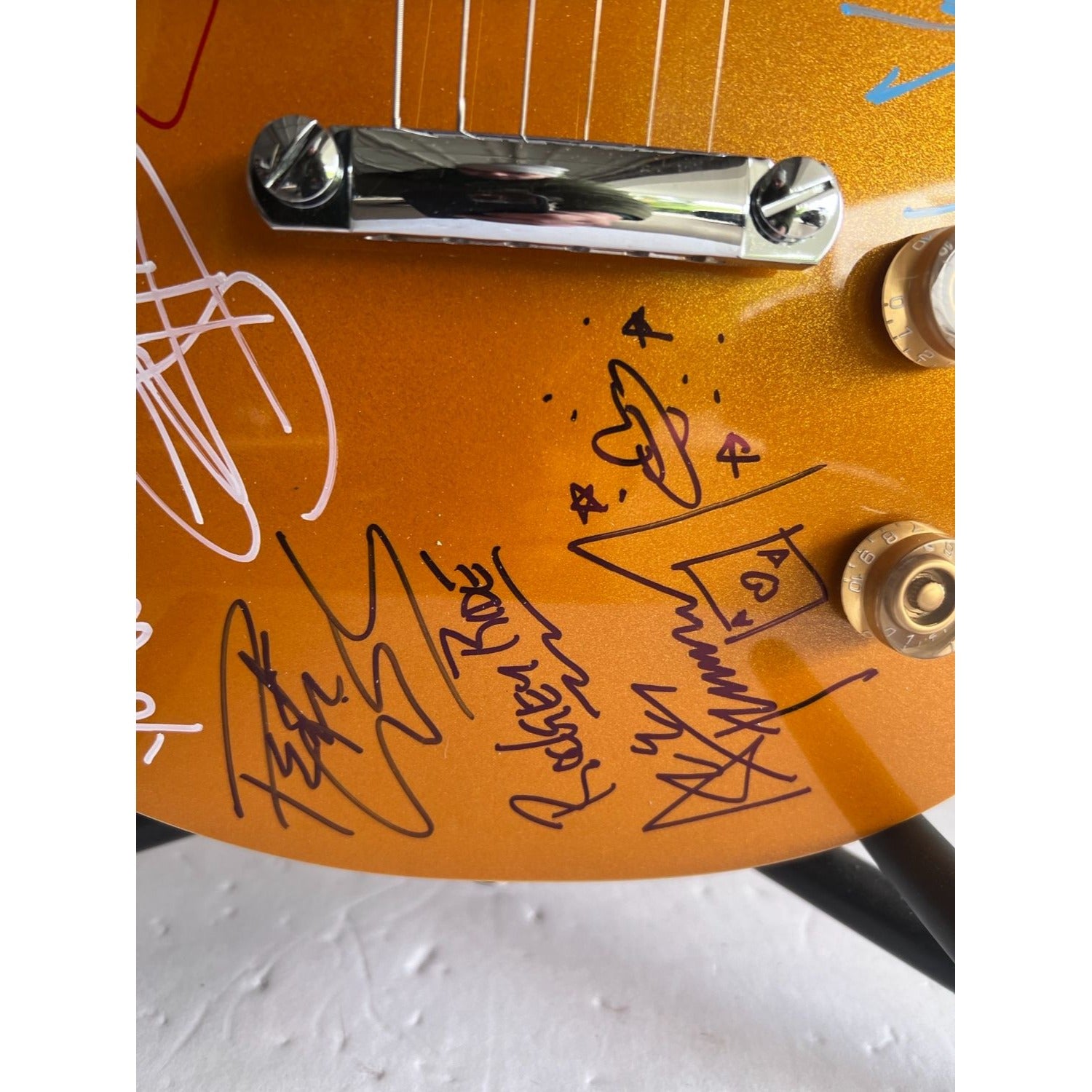 Kiss Gene Simmons Ace Frehley Paul Stanley Eric Singer Tommy Thayer Vinnie Vincent Les Paul Gold full size electric guitar signed with proof