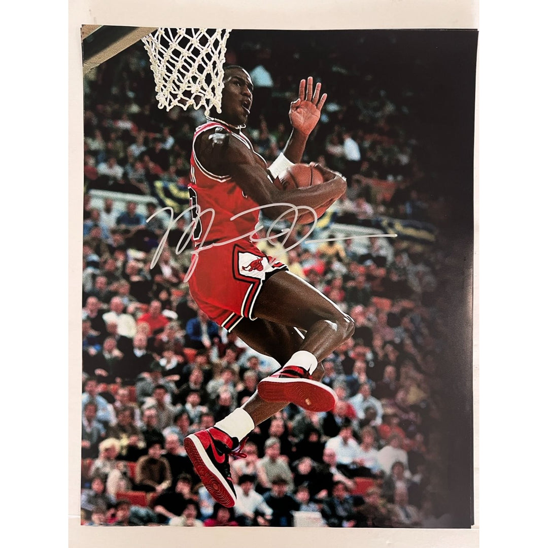 Michael Jordan Chicago Bulls vintage 16x20 photo signed with proof