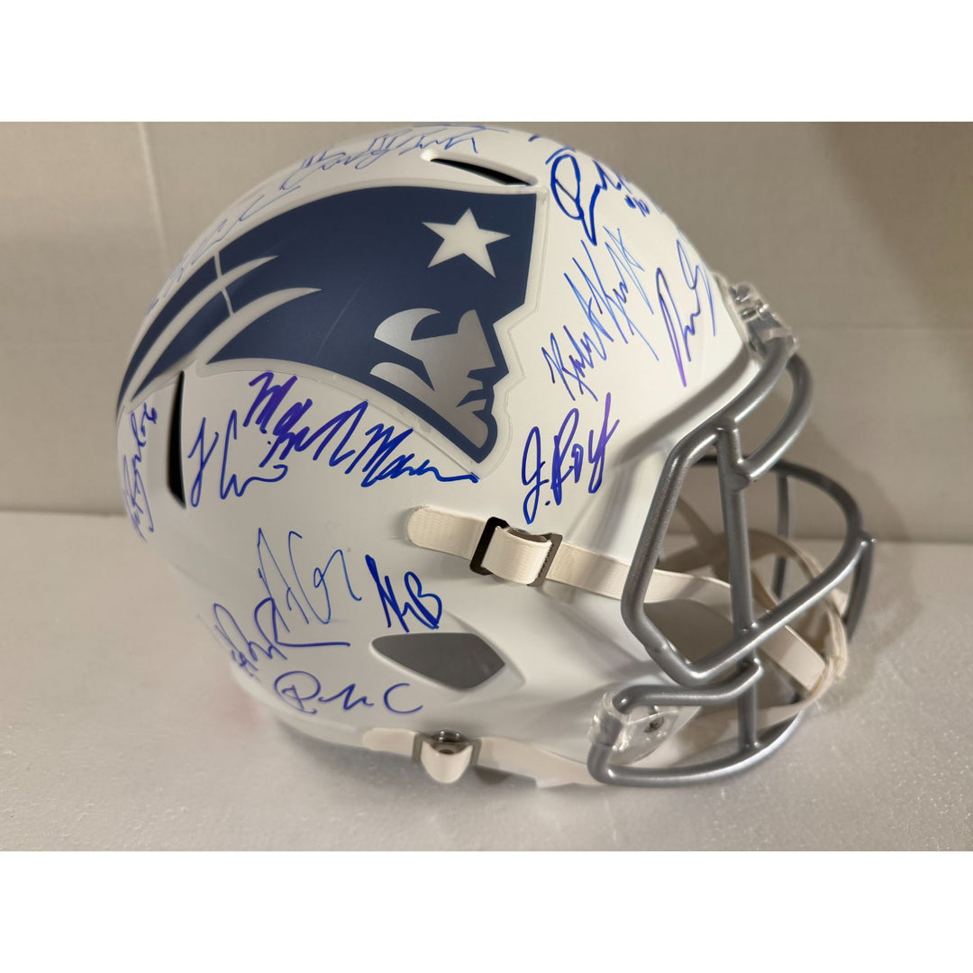 New England Patriots Drake Maye, Mike Vrabel, Robert Kraft 40 plus Riddell 2025 team signed helmet