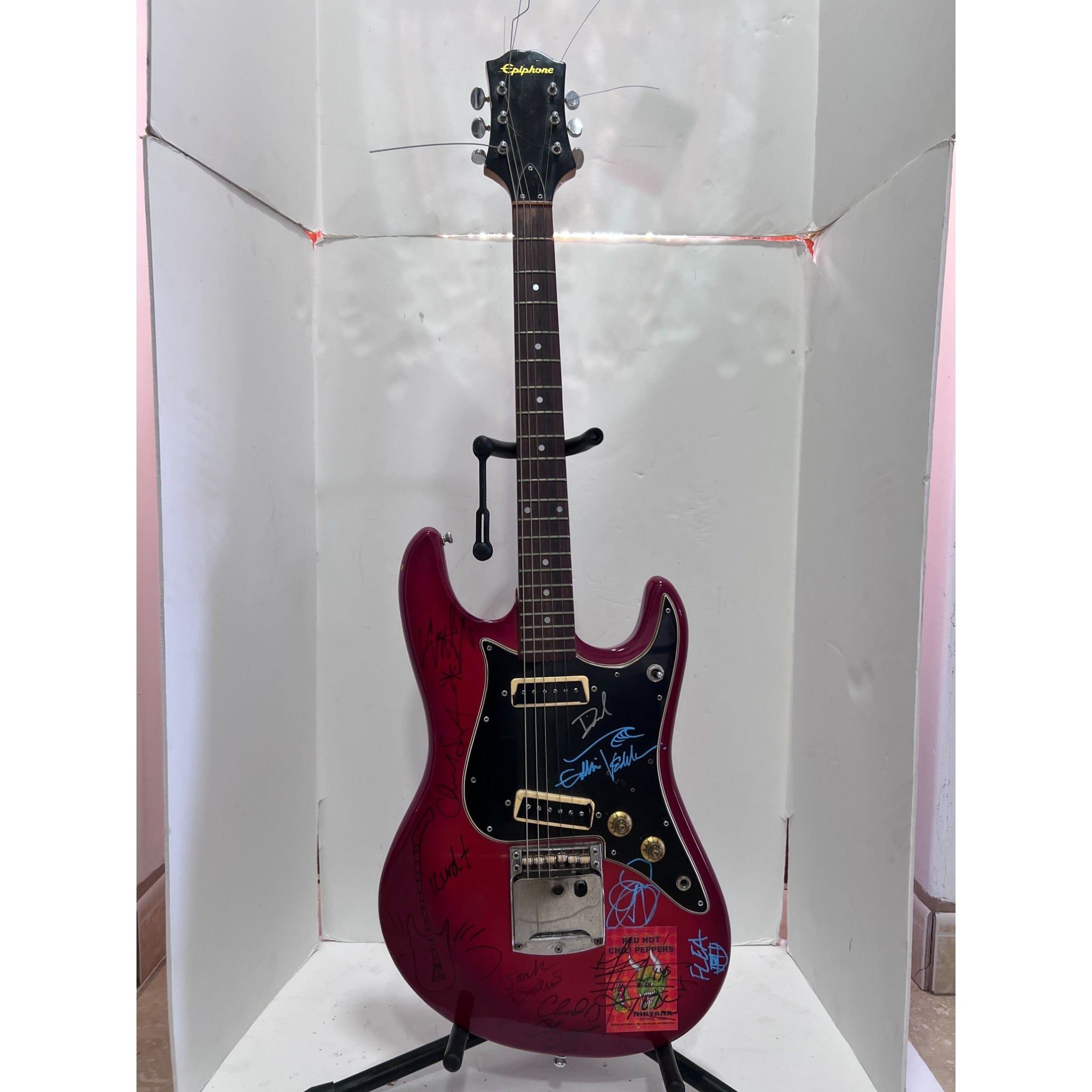 Nirvana Kurt Cobain Krist Novoselic David Grohl Eddie Vedder RHCP vintage Epiphone ET-270 electric guitar signed