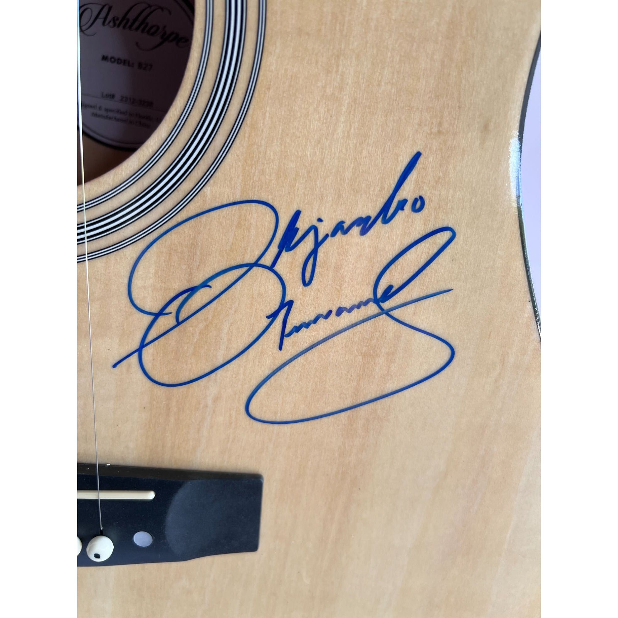 Vicente Fernandez Alejandro Fernandez full size Ashharpe acoustic guitar signed with proof