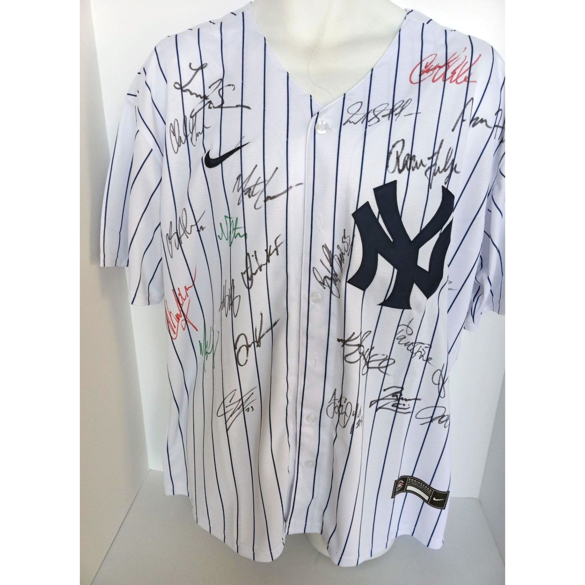 Aaron Judge 2022 New York Yankees size extra large team signed jersey with proof & museum quality frame