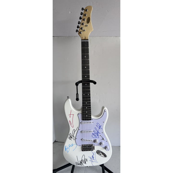 Linkin Park Chester Bennington Mike Shinoda Rob Bourdon Joe Hahn Brad Delson White Electric Stratocaster signed with proof