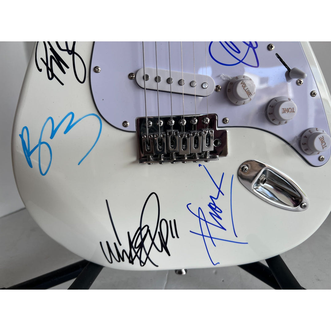 Linkin Park Chester Bennington Mike Shinoda Rob Bourdon Joe Hahn Brad Delson White Electric Stratocaster signed with proof