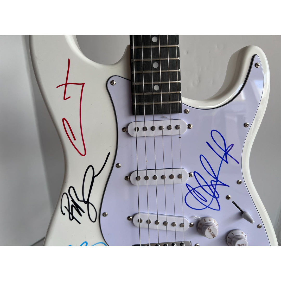 Linkin Park Chester Bennington Mike Shinoda Rob Bourdon Joe Hahn Brad Delson White Electric Stratocaster signed with proof