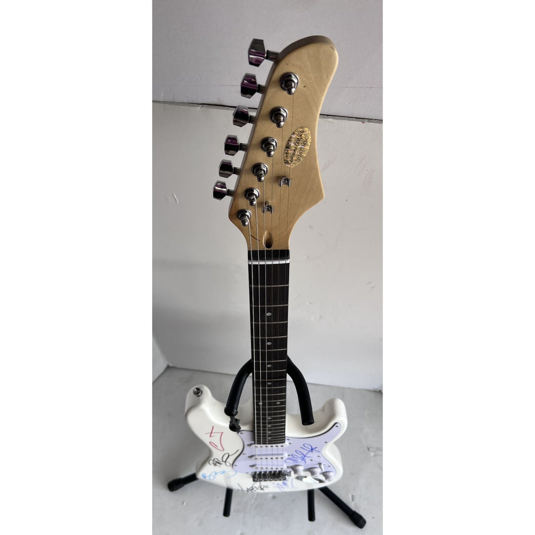 Linkin Park Chester Bennington Mike Shinoda Rob Bourdon Joe Hahn Brad Delson White Electric Stratocaster signed with proof