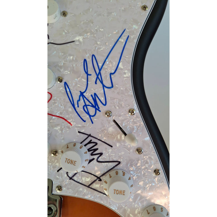 Oasis Liam & Noel Gallagher, Fender Stratocaster electric guitar signed with proof