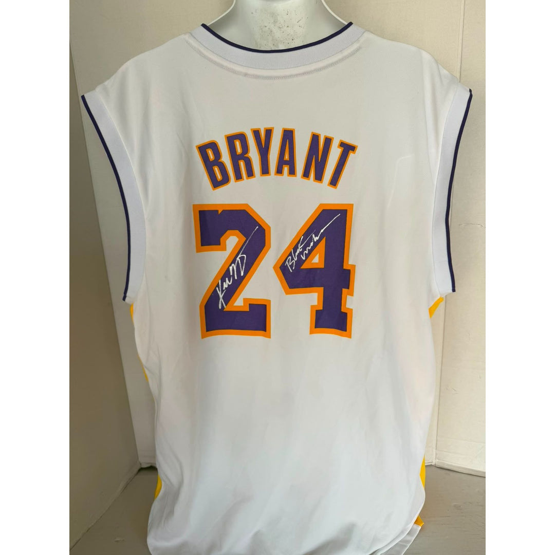 Kobe Bryant white Los Angeles Lakers alternate adidas game model signed with inscription and proof.
