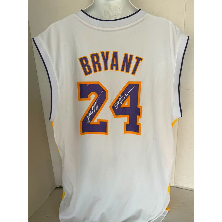Kobe Bryant white Los Angeles Lakers alternate adidas game model signed with inscription and proof.